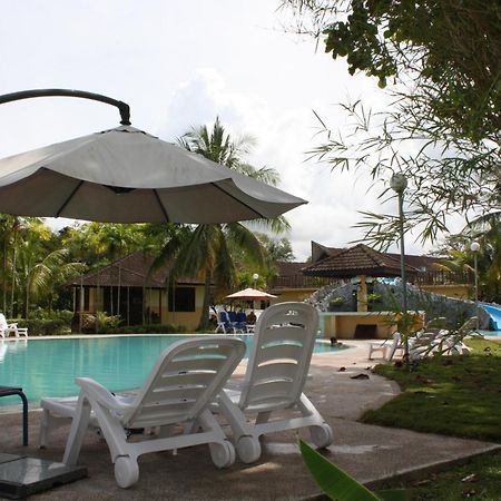Beringgis Beach Resort & Spa Papar Buitenkant foto