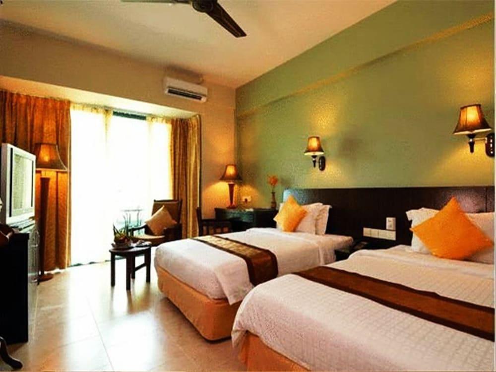Beringgis Beach Resort & Spa Papar Buitenkant foto
