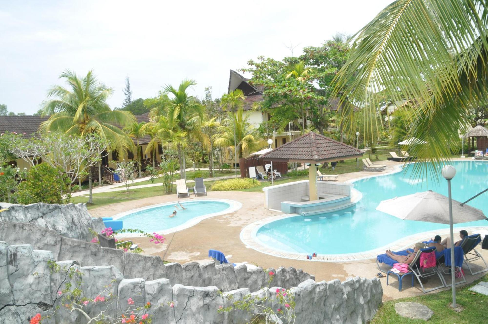 Beringgis Beach Resort & Spa Papar Buitenkant foto