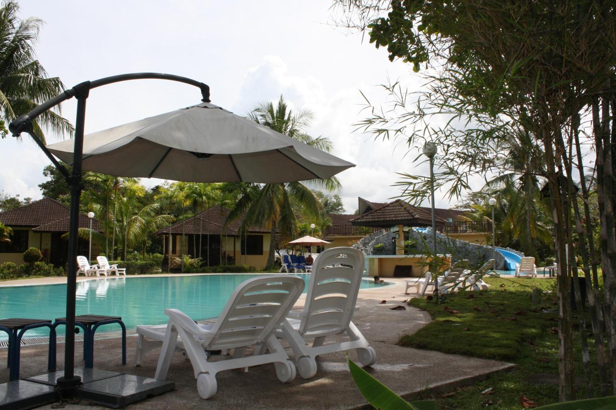 Beringgis Beach Resort & Spa Papar Buitenkant foto