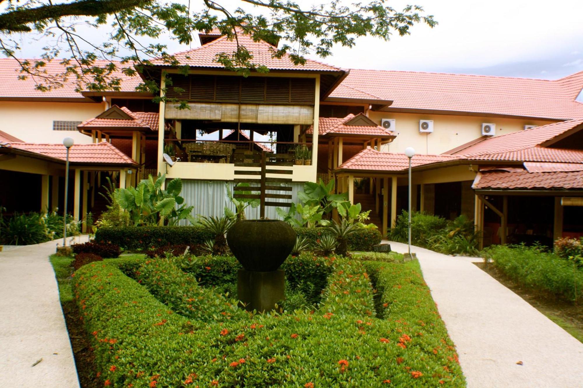 Beringgis Beach Resort & Spa Papar Buitenkant foto